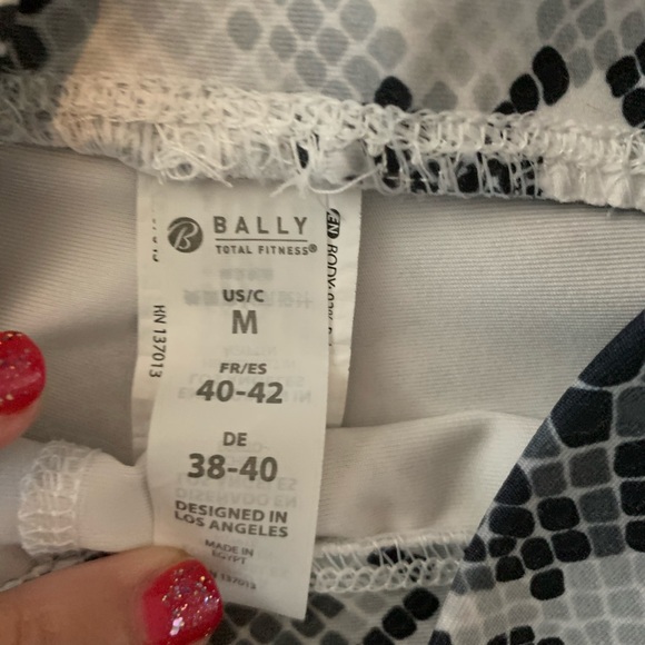 Bally Total Fitness Workout Crop Pants - Picture 4 of 6